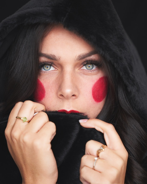 femme maquillée professionnellement