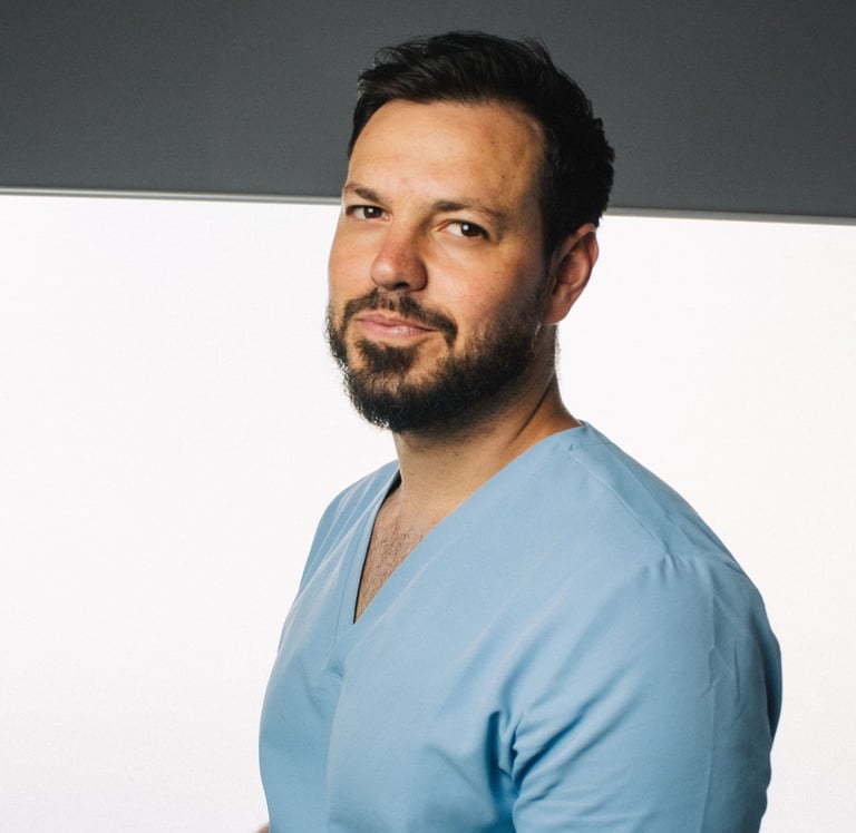 Fisioterapeuta Carlos Sastre en clínica de Toledo