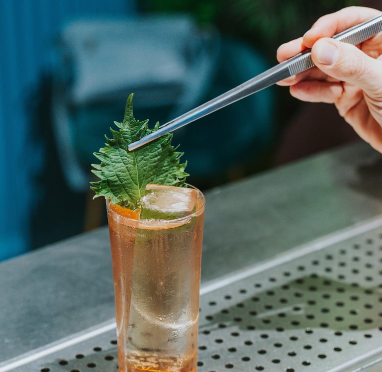 Highball del Lago a base di Gin Tassoni con soda all’insalata iceberg