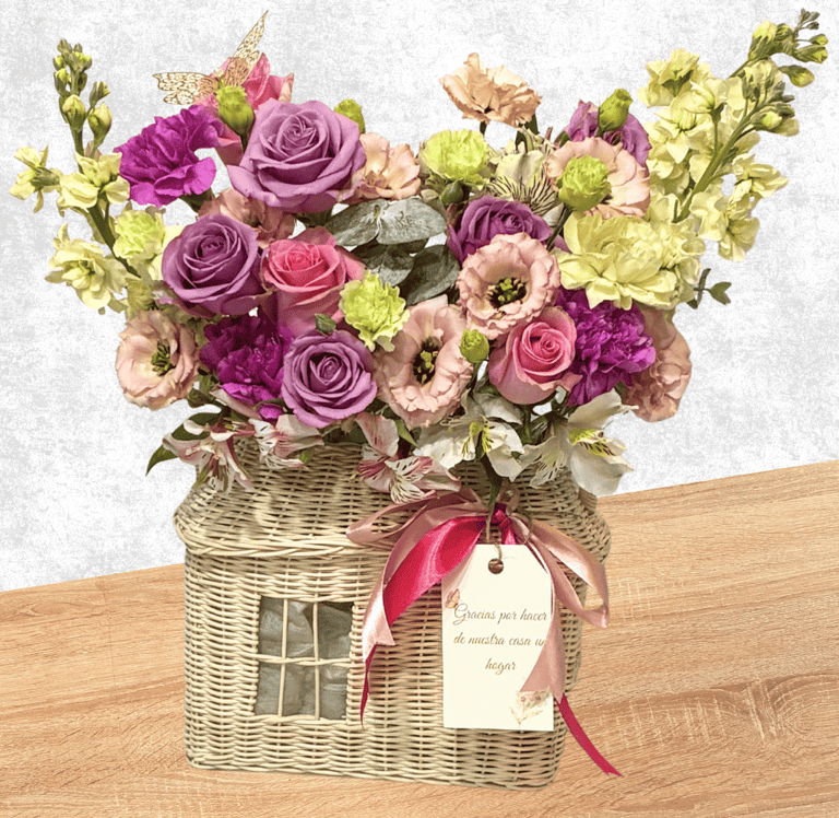 Canasta floral en forma de casa con rosas, lisianthus, matiolas, clavelinas, astromelias y follaje