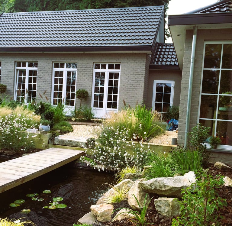 Tuin met mediterrane sfeer, waterdoorlatende bestrating en losse beplanting. 