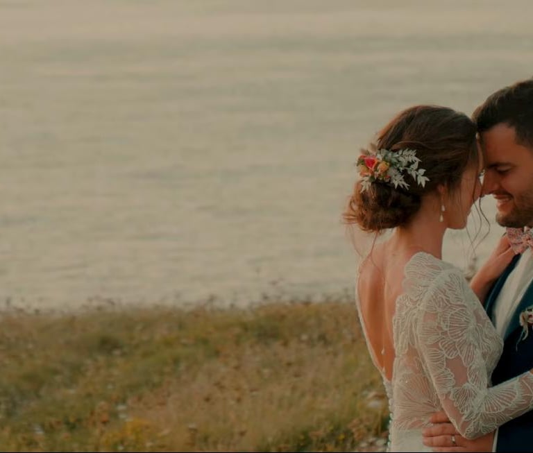 couple amoureux filmé par une videaste de mariage Bretagne