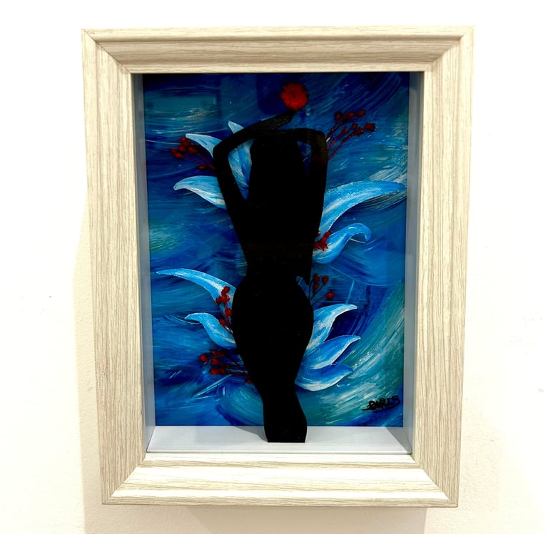 Ilona Paris tableau en diorama de douce relique, une silouhette de femme sur fond bleu