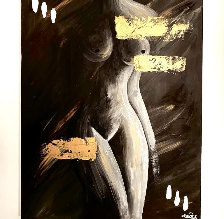 Un tableau d’une femme avec une bande de peinture jaune