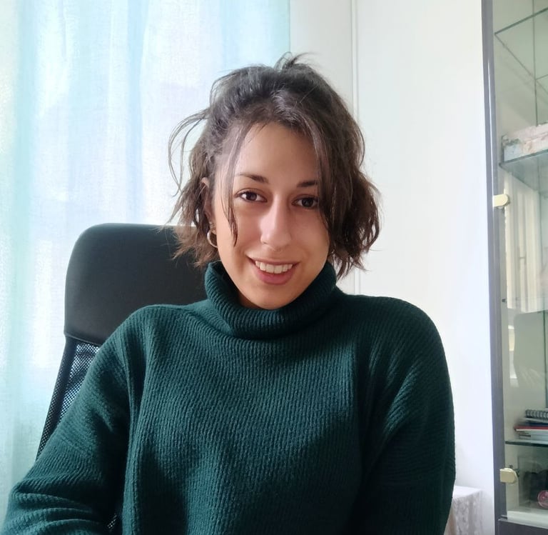 In questa foto è possibile osservare la Dottoressa Barbara Bruni Cerchier presso il suo studio.