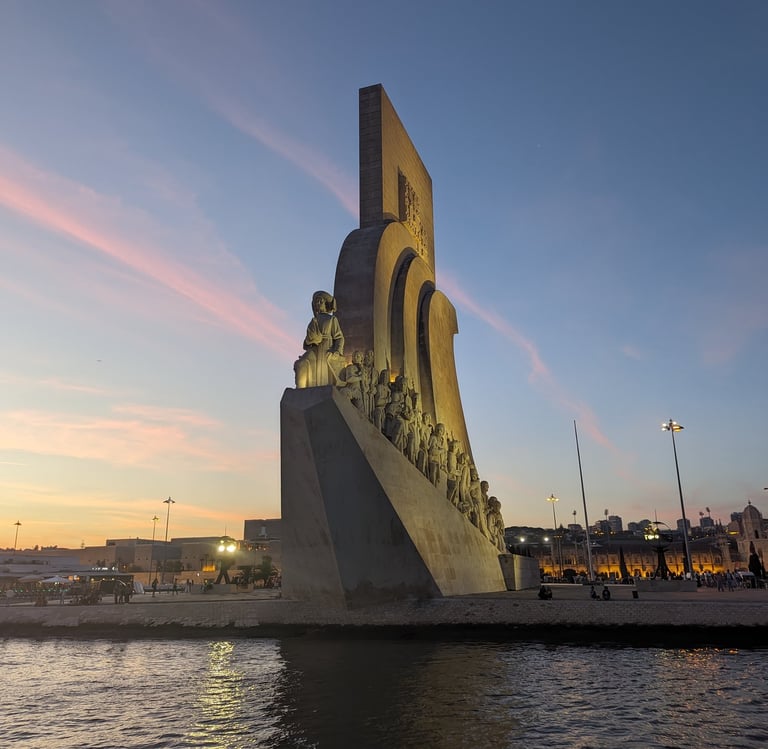 Le "Padrão dos Descobrimentos" prise durant une excursion "Sunset" en bateaux à Lisbonne