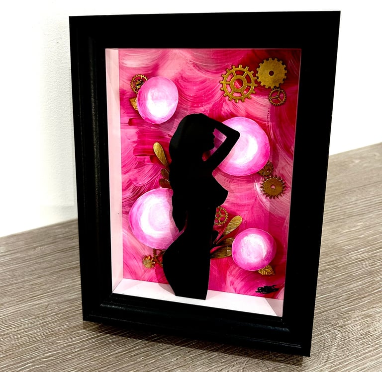 Ilona Paris tableau en diorama de rose moteur, une silouhette de femme sur fond rose