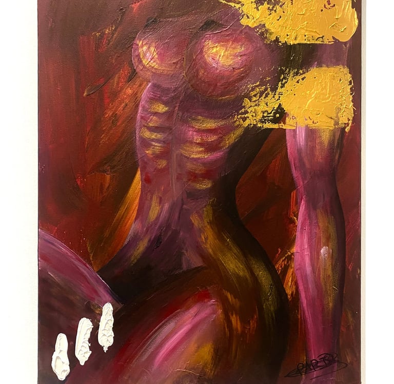 un corps rouge de femme qui se cambre