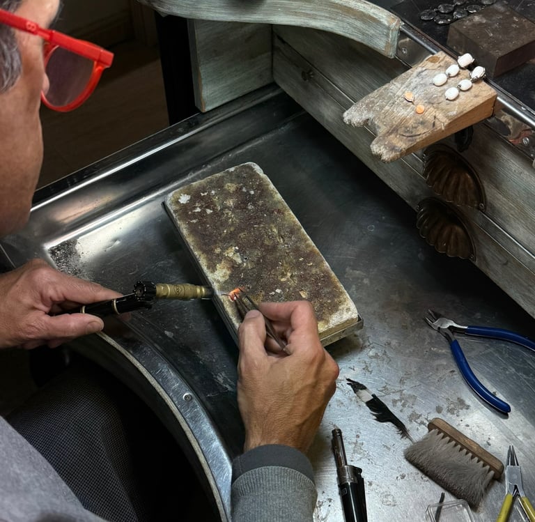 Javi, trabajando en una nueva joya personalizada en el taller de Alicante