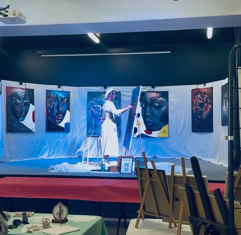 Artiste peintre en performance live sur scène en Bourgogne-Franche-Comté devant ses grandes œuvres originales