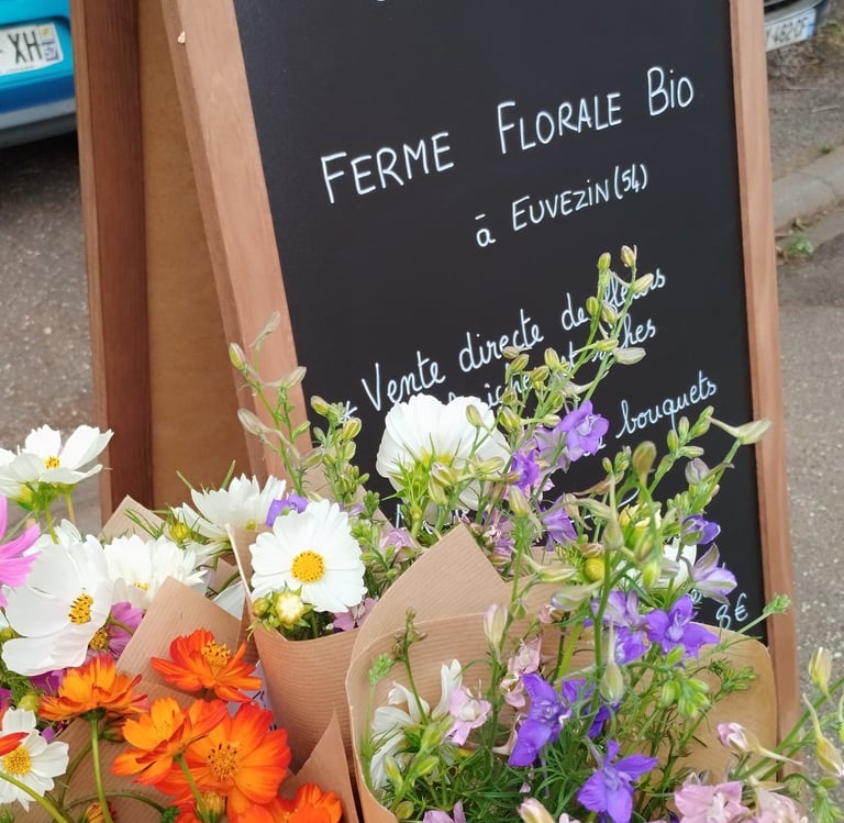 étal de marché avec bouquets ferme florale jardins d'adonis
