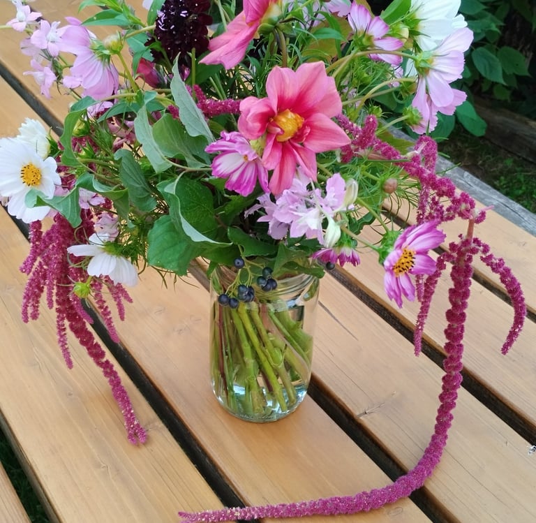 bouquet rose sur une table les Jardins d'Adonis