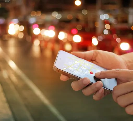 persona usando google maps en su movil en la calle