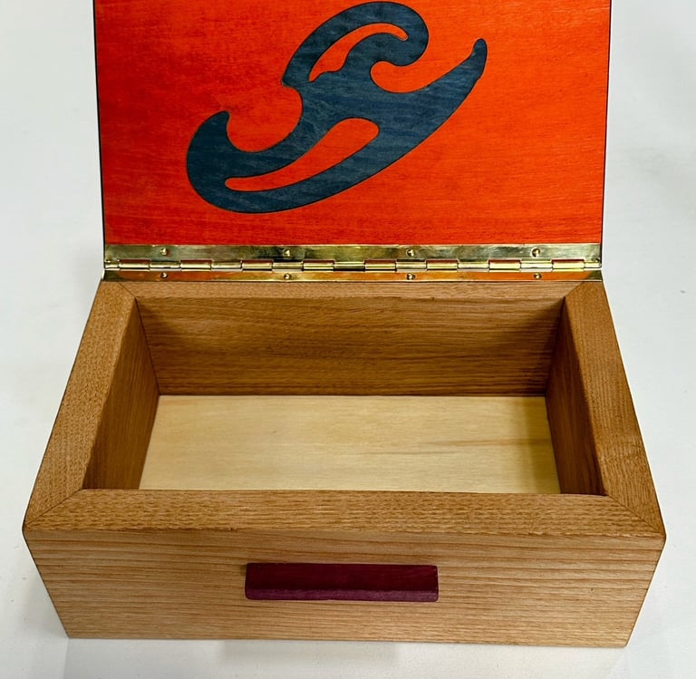 une boite en bois marquetée en orange et bleu