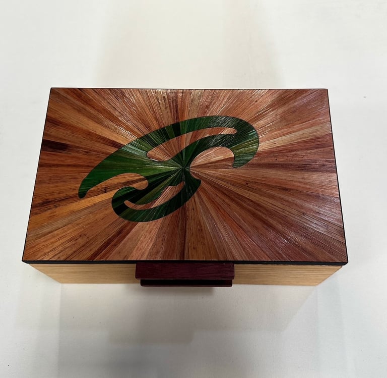 Boite marquetée en paille vert et bronze