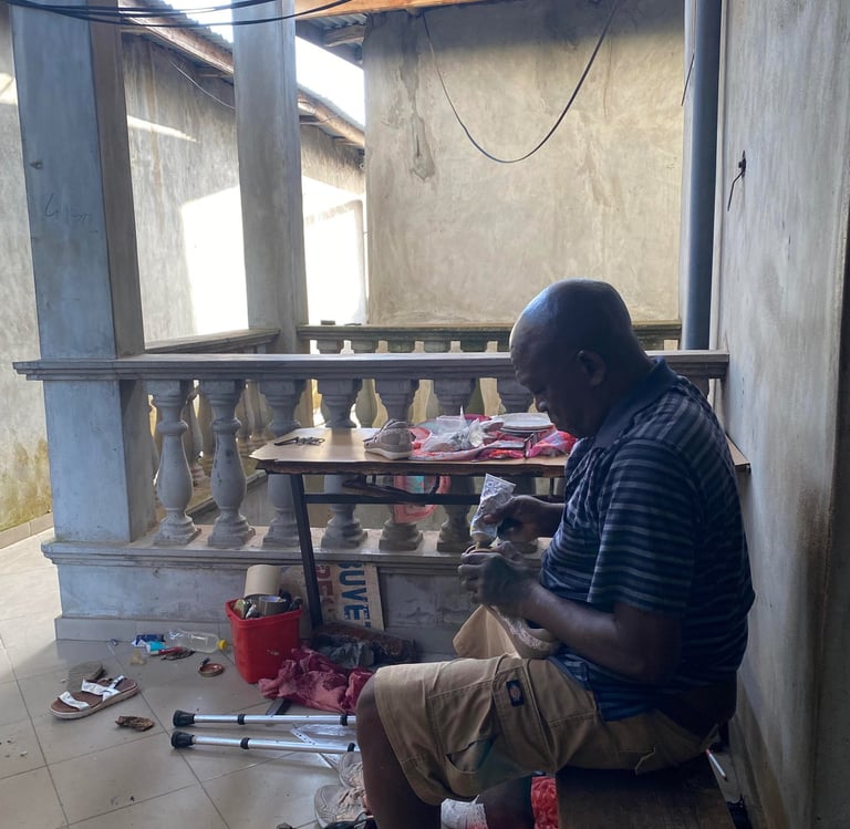 préparation des objets pour la vente à la boutique emmaüs pahou