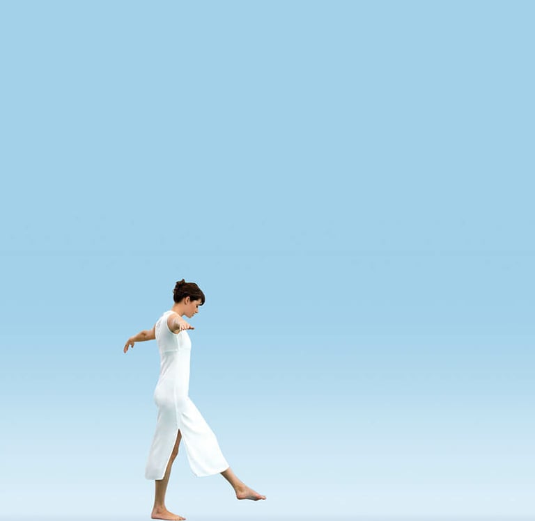 femme en équilibre qui pratique la sophrologie caycédienne