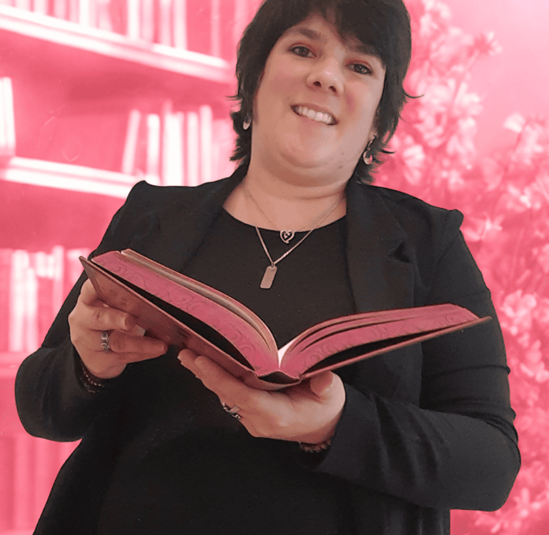 Wendy Baqué, chroniqueuse littéraire - un livre rose ouvert et un fond fleuri