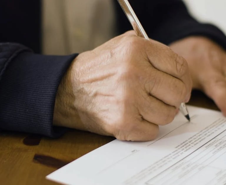 Renta dożywotnia a podatek dochodowy – senior analizujący dokumenty, opodatkowanie świadczeń, Fundusz Hipoteczny Optimum