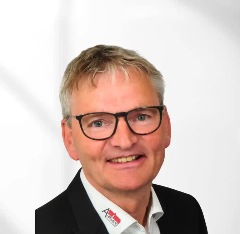Reno_Uecker_Geschaeftsfuehrender_Inhaber_der_Immobilienagentur_AurImmo_in_Aurich