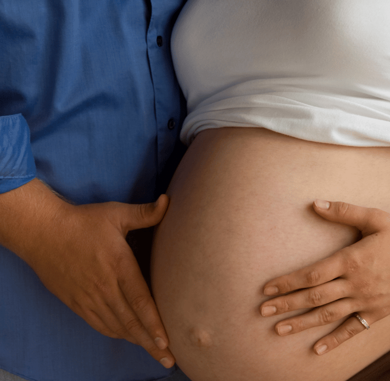Père se sentant impliqué dans la grossesse de sa femme suivie par une sage-femme libérale
