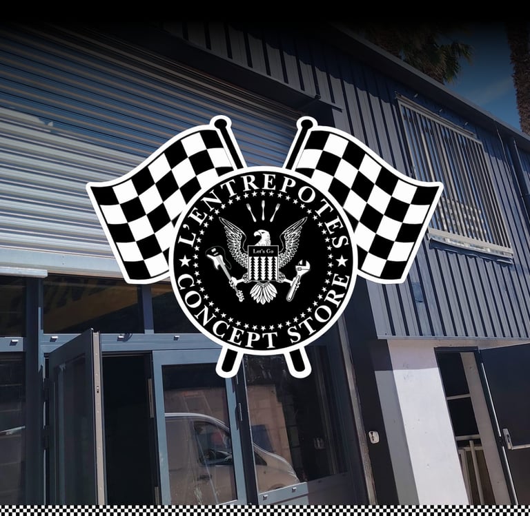 Gros plan sur le logo de l'Entrepôt et vue partielle de l'entrée du garage vintage des années 50.