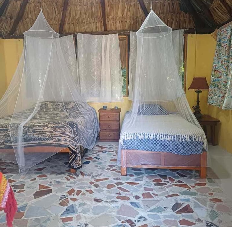 vista interior de mayan bungalow tradicional en chichen itza