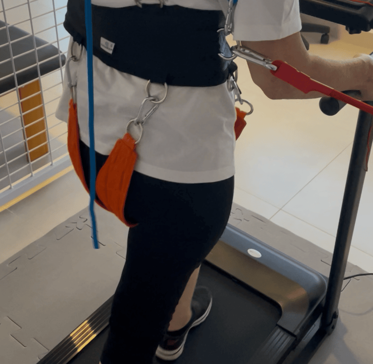Paciente na gaiola terapêutica durante atendimento de fisioterapia na Movva, em Ilhabela.