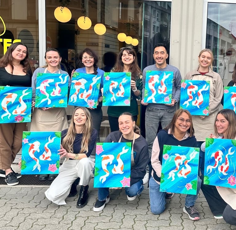 Participants d’un atelier peinture convivial Creative Apéro montrant leurs créations