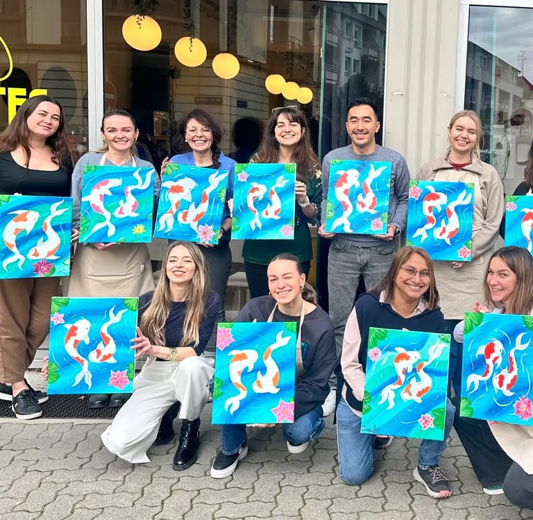 Participants d’un atelier peinture convivial Creative Apéro montrant leurs créations