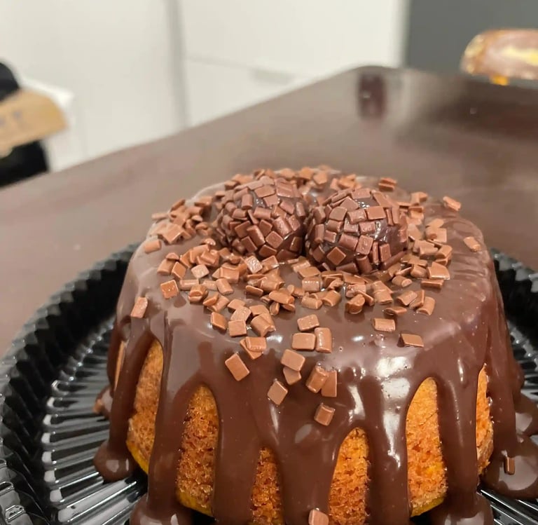 Delicioso bolo de chocolate com cobertura de ganache, decorado com granulado e bombons, perfeito par