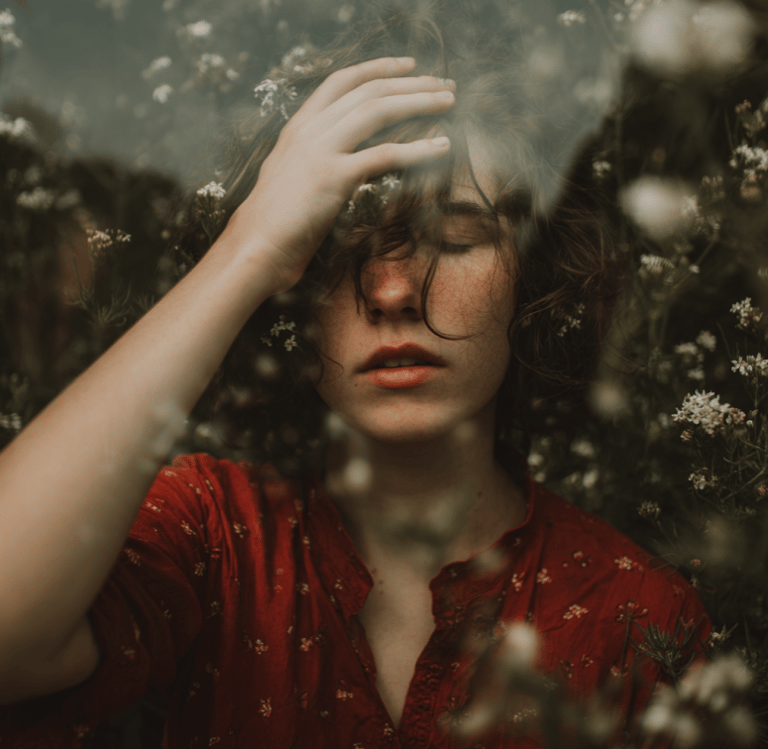femme qui tient de la lumière dans ses mains pendant une session de travail de l'ombre à Yule