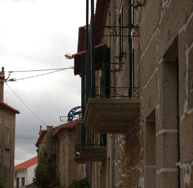 Typisch Portugees dorps straatje met bloemen en balkon