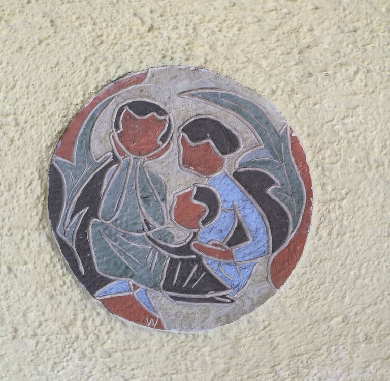 Keramikkünstlerin Anneliese Woschnagg schuf diese Keramik im Eingangsbereich