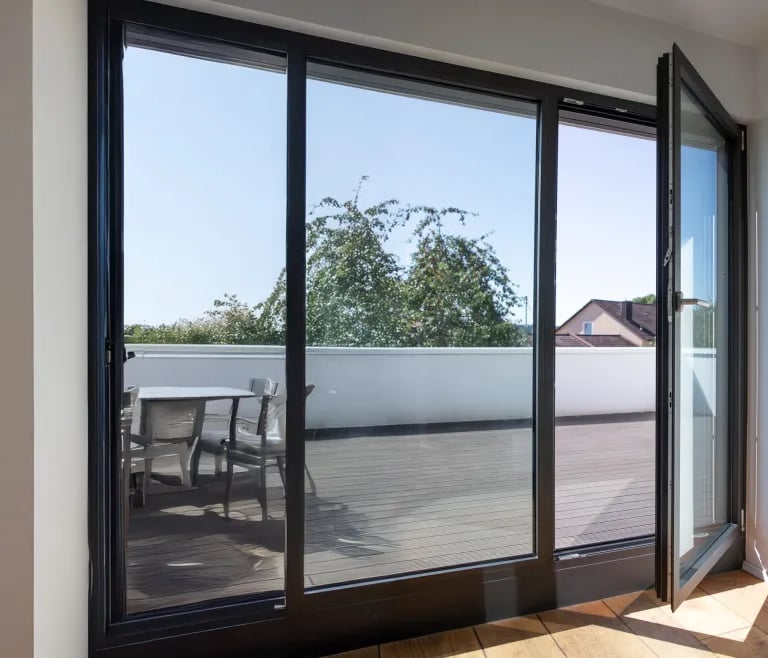 puertas-ventanas-Kömmerling-abatible-practicable-europeo-hermetismo-acústico-temperatura-diseño