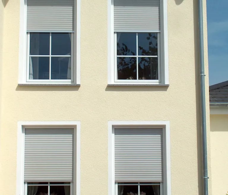 persiana-Kömmerling-PVC-europeo-enrollable-blakout-antihuracán-seguridad-antirobo-calor-automatico