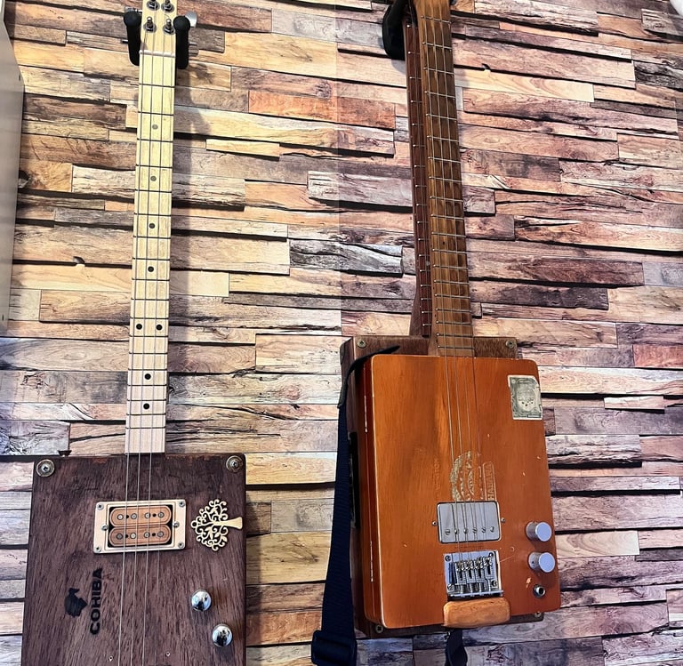 Photo de cigarboxs suspendues au mur