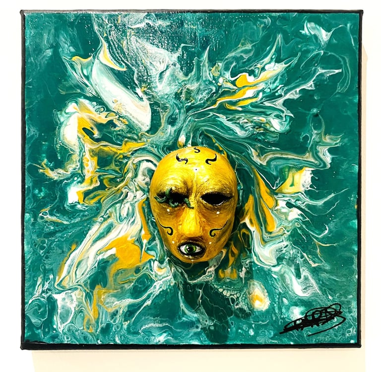 une sculpture sans yeux avec un oeil dans la bouche qui émerge d'une toile verte