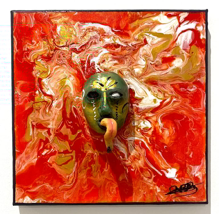 un visage sculpté vert avec une longue langue qui émerge d'un tableau rouge