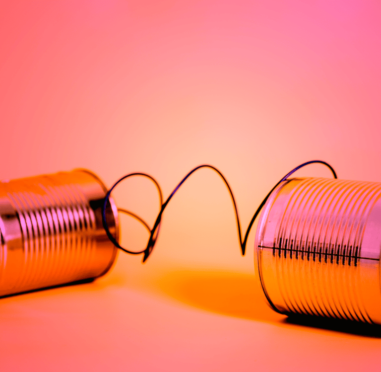 Téléphone fabriqué à partir de boite de conserves pour illustrer la communication.