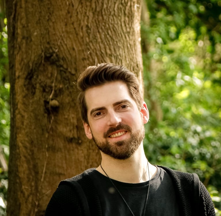 Portrait von Frederik Unruh, Hypnose Coach und Inhaber von Unruh Hypnose Coaching.