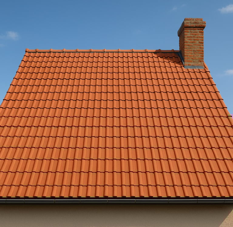 Toiture en tuiles rouges avec cheminée après nettoyage