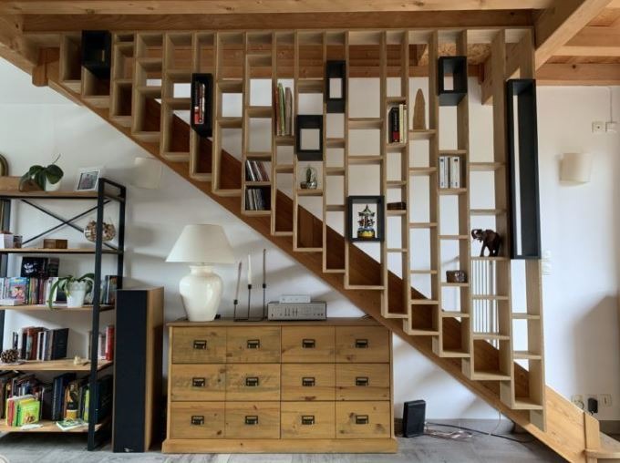 Claustra d'escalier intérieur sur mesure avec lames verticales en bois et caissons de rangements