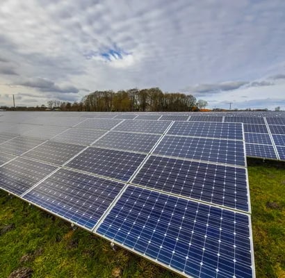 Fotografía de paneles solares en León Guanajuato en color azul colocados en el pasto al aire libre d