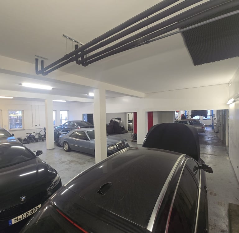 „Fahrzeuge in der Werkstatt – Wartung und Reparatur bei ASC Auto Service Zentrum in Gauting,