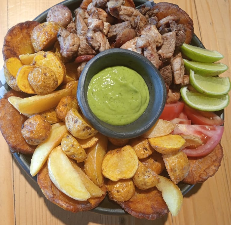 Picada de carne, papas y guacamole en el Restaurante Beer and Burger