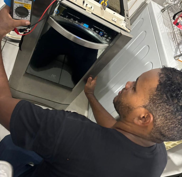 conserto de fogão em execução por técnico