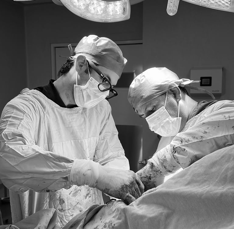 Dr. Manuel Martínez Domínguez colocando prótesis de hombro