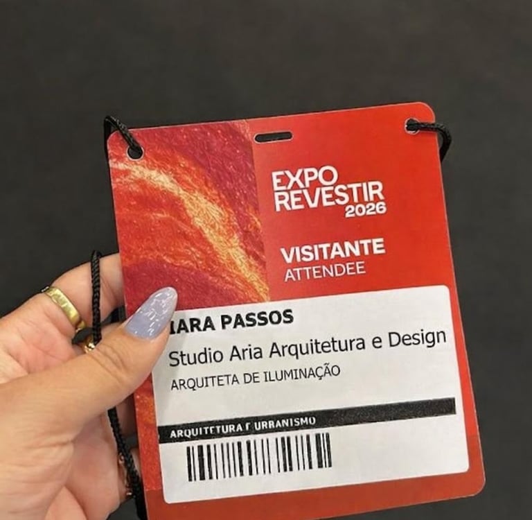 Lançamentos de iluminação residencial na Haus Decor Show 2025 com trilho magnético e perfil linear LED em exposição.