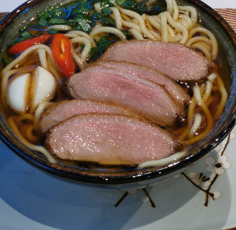 Duck Ramen mit Ente, Ei und Nudeln, unruhig und überladen fotografiert